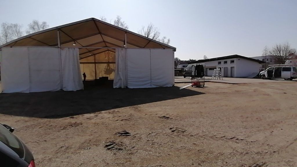 Auf dem Veldener Volksfestplatz wurden am Freitag die Zelte für eines der drei neuen Schnelltest-Zentren im Landkreis Landshut aufgebaut. Am Montag soll das Zentrum seinen Betrieb aufnehmen und nach Voranmeldung sieben Tage pro Woche Tests ermöglichen. Fo