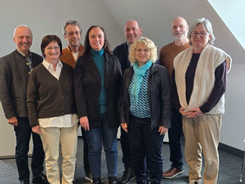 Auf dem Bild, von links nach rechts: Bürgermeister Josef Reff, Julia Aigner, Alfred Forster, ILE Bina-Vils- Regionalmanagerin Monika Wunderlich, Thomas Schratzenstaller, Elisabeth Engl, Josef Schubert, Friederike Elbauer (Bild: Josef Rothenaigner)