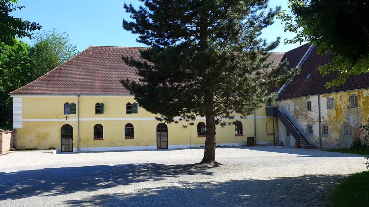 Parkplatz des Schlosses Neufraunhofen